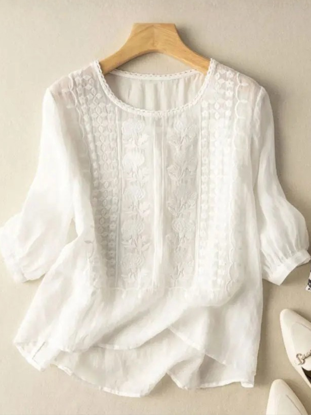 Kvindebluse | Afslappet pasform med broderet design